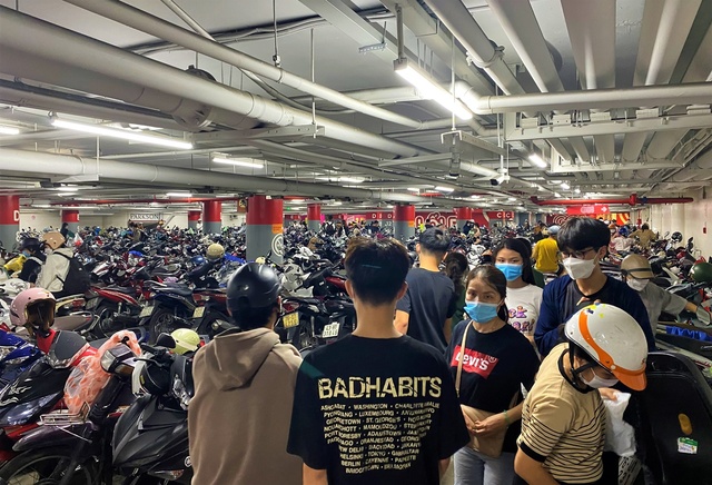 Ảnh: Người dân Đà Nẵng đổ xô đến siêu thị, chợ mua đồ trước bão - Ảnh 12.
