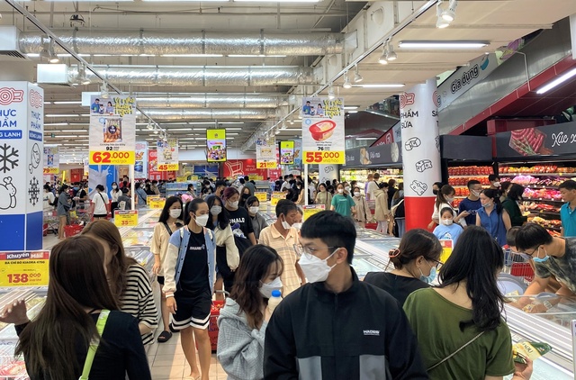 Ảnh: Người dân Đà Nẵng đổ xô đến siêu thị, chợ mua đồ trước bão - Ảnh 2.