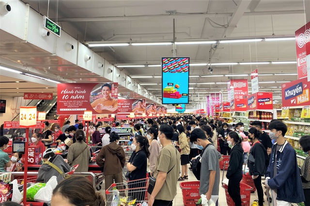 Ảnh: Người dân Đà Nẵng đổ xô đến siêu thị, chợ mua đồ trước bão - Ảnh 10.