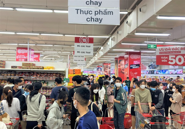 Người dân Đà Nẵng đổ xô đến siêu thị, chợ mua đồ trước bão - Ảnh 12.