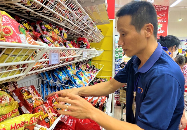 Ảnh: Người dân Đà Nẵng đổ xô đến siêu thị, chợ mua đồ trước bão - Ảnh 8.