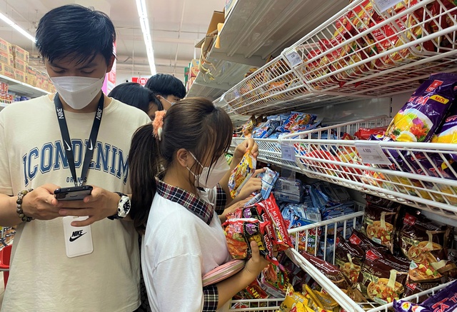 Ảnh: Người dân Đà Nẵng đổ xô đến siêu thị, chợ mua đồ trước bão - Ảnh 7.
