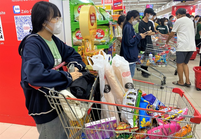 Ảnh: Người dân Đà Nẵng đổ xô đến siêu thị, chợ mua đồ trước bão - Ảnh 9.