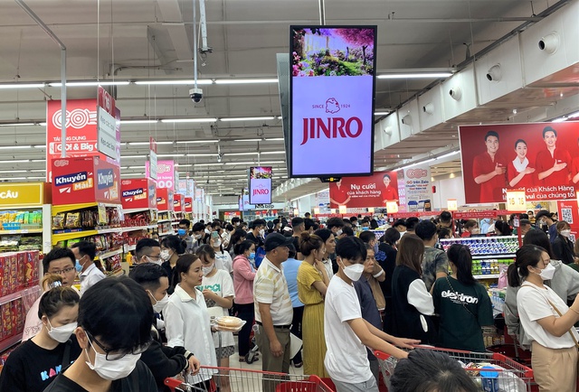 Ảnh: Người dân Đà Nẵng đổ xô đến siêu thị, chợ mua đồ trước bão - Ảnh 11.