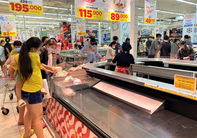 Ảnh: Người dân Đà Nẵng đổ xô đến siêu thị, chợ mua đồ trước bão - Ảnh 5.