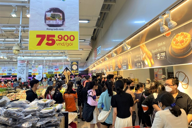 Người dân Đà Nẵng đổ xô đến siêu thị, chợ mua đồ trước bão - Ảnh 7.
