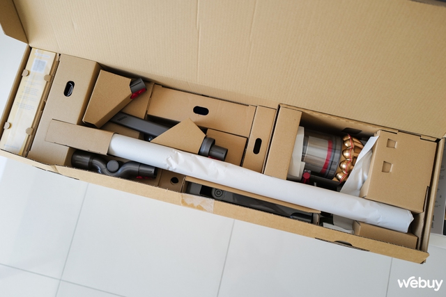 Trải nghiệm nhanh Dyson V15 Detect Absolute: Một chiếc máy hút bụi khiến bất kỳ người đàn ông nào cũng muốn làm việc nhà - Ảnh 4. Trải nghiệm nhanh Dyson V15 Detect Absolute: Một chiếc máy hút bụi khiến bất kỳ người đàn ông nào cũng muốn làm việc nhà - Ảnh 4.