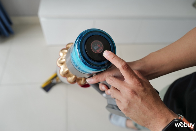 Trải nghiệm nhanh Dyson V15 Detect Absolute: Một chiếc máy hút bụi khiến bất kỳ người đàn ông nào cũng muốn làm việc nhà - Ảnh 14. Trải nghiệm nhanh Dyson V15 Detect Absolute: Một chiếc máy hút bụi khiến bất kỳ người đàn ông nào cũng muốn làm việc nhà - Ảnh 14.