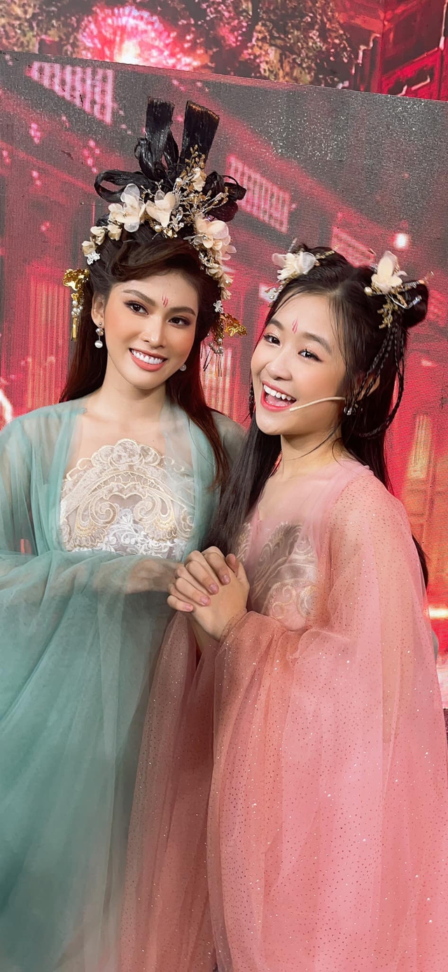 Sao nhí Việt đọ sắc cùng nàng hậu khủng: Thân thiết với Thuỳ Tiên - Tiểu Vy đến cả đương kim Miss World  - Ảnh 8.
