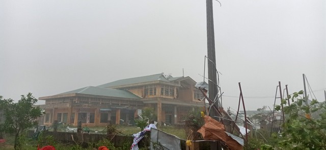 Những hình ảnh đầu tiên về thiệt hại do siêu bão Noru gây ra chiều 27/9 - Ảnh 5.