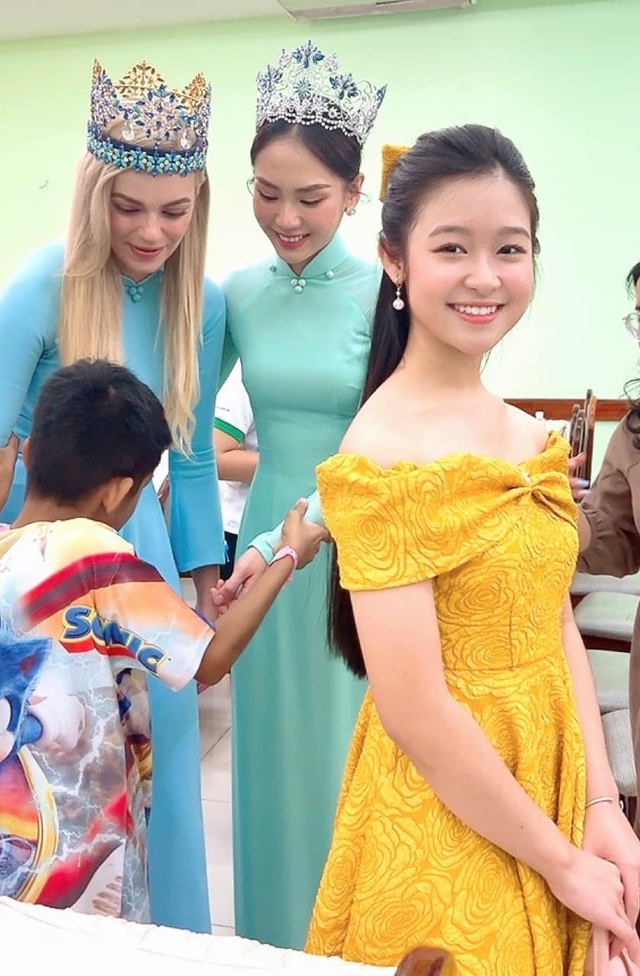 Sao nhí Việt đọ sắc cùng nàng hậu khủng: Thân thiết với Thuỳ Tiên - Tiểu Vy đến cả đương kim Miss World  - Ảnh 13.