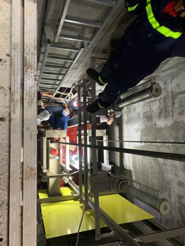 Cảnh sát cứu nam công nhân bị rơi xuống tầng hầm sâu 7 mét - Ảnh 2.