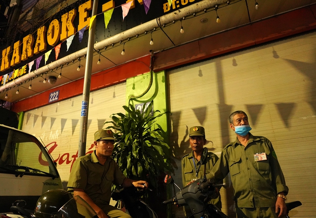 Ảnh: Hà Nội dựng hàng rào, cử lực lượng dân phòng tuần tra đêm chống karaoke hoạt động chui - Ảnh 11.