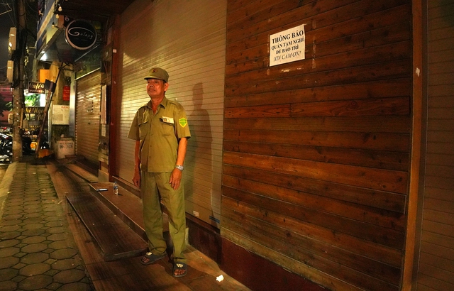 Ảnh: Hà Nội dựng hàng rào, cử lực lượng dân phòng tuần tra đêm chống karaoke hoạt động chui - Ảnh 12.