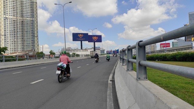 TP.HCM: Cầu vượt Nguyễn Hữu Cảnh bị đứt cáp ngầm, cấm xe tải và trên 16 chỗ lưu thông - Ảnh 2.