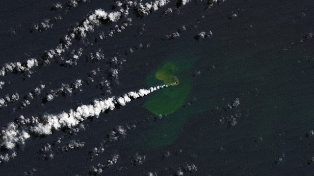 Ảnh vệ tinh bắt trọn hòn đảo thành hình trong 11 giờ ở Thái Bình Dương - Ảnh 1.