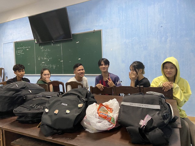 Các trường Đại học tại Huế mở cửa, hỗ trợ sinh viên đến tránh bão Noru - Ảnh 2.