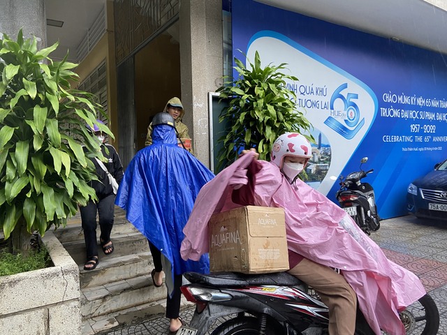 Các trường Đại học tại Huế mở cửa, hỗ trợ sinh viên đến tránh bão Noru - Ảnh 1.