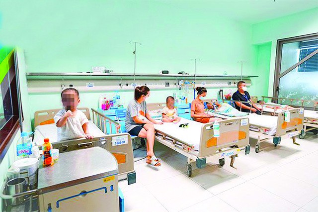 Các bệnh viện Hà Nội quá tải vì dịch bùng phát: Bác sỹ hướng dẫn cha mẹ cách phòng bệnh tai mũi họng cho trẻ khi giao mùa - Ảnh 1.
