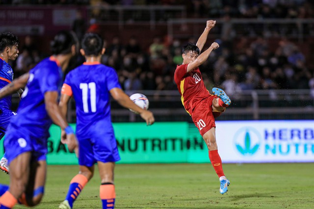 Văn Toàn phá dớp sau 5 năm, đội tuyển Việt Nam thắng giòn giã Ấn Độ để giành ngôi vô địch - Ảnh 2.