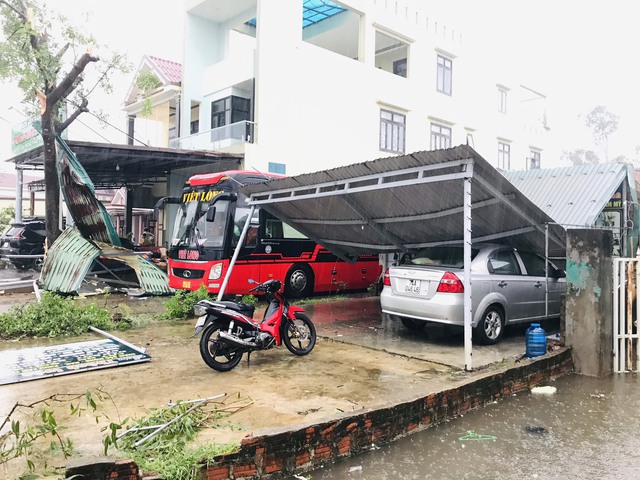 Bão Noru chưa vào bờ, lốc xoáy gây tốc mái nhiều nhà dân ở Quảng Trị - Ảnh 5.