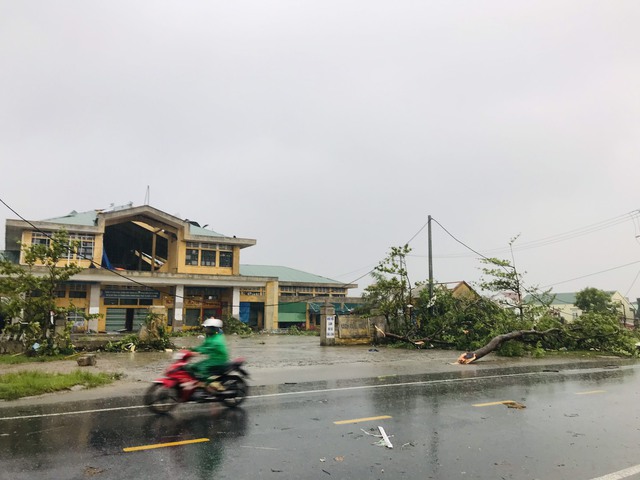 Bão Noru chưa vào bờ, lốc xoáy gây tốc mái nhiều nhà dân ở Quảng Trị - Ảnh 1.