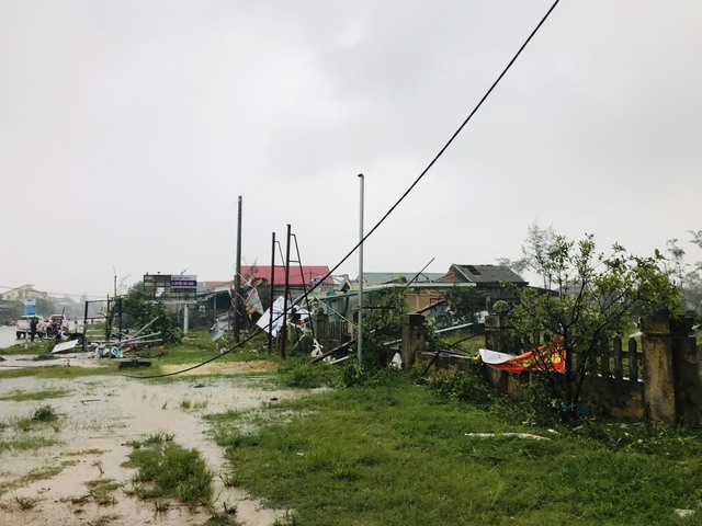Bão Noru chưa vào bờ, lốc xoáy gây tốc mái nhiều nhà dân ở Quảng Trị - Ảnh 2.
