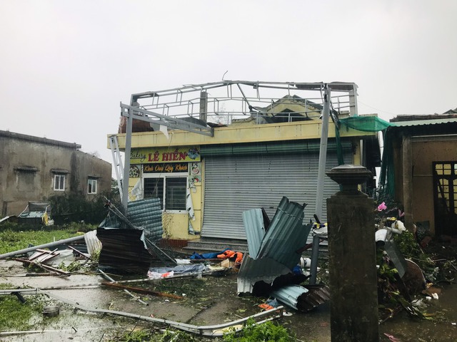 Bão Noru chưa vào bờ, lốc xoáy gây tốc mái nhiều nhà dân ở Quảng Trị - Ảnh 4.