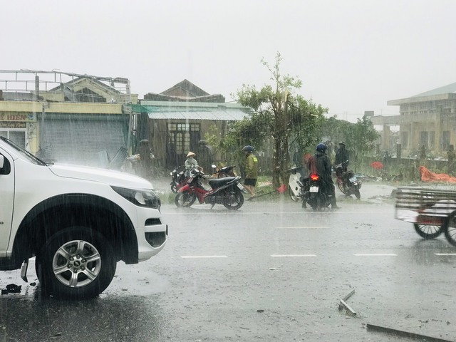 Lốc xoáy làm nhiều nhà tốc mái ở Quảng Trị; Quảng Bình cấm biển, đóng cửa cảng hàng không Đồng Hới - Ảnh 1.