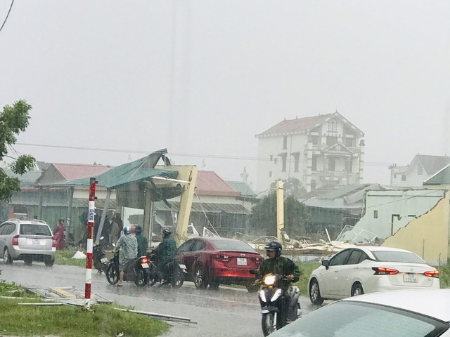 Bão Noru chưa vào bờ, lốc xoáy gây tốc mái nhiều nhà dân ở Quảng Trị - Ảnh 6.