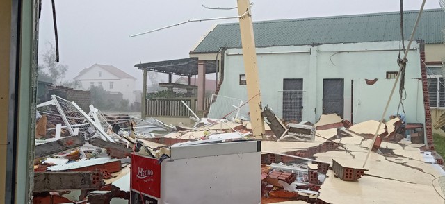 Những hình ảnh đầu tiên về thiệt hại do siêu bão Noru gây ra chiều 27/9 - Ảnh 4.