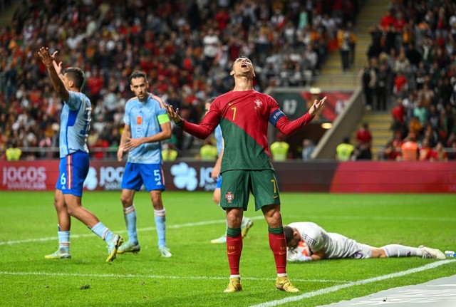 Ronaldo lại ném băng đội trưởng Bồ Đào Nha - Ảnh 4.