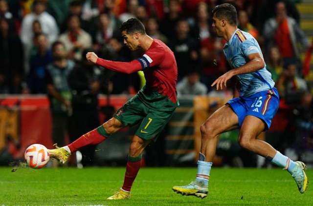 Ronaldo lại ném băng đội trưởng Bồ Đào Nha - Ảnh 6.