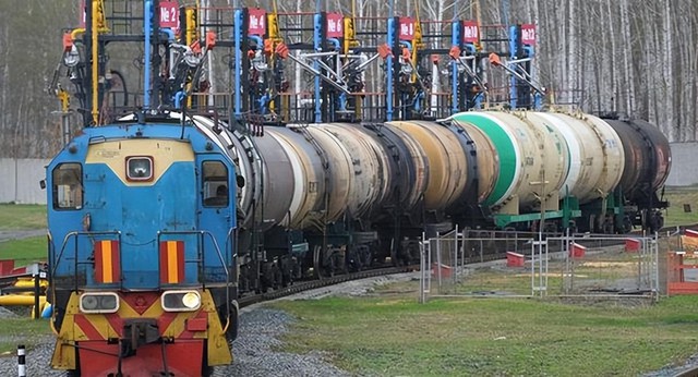 Nhập khẩu giảm mạnh 40%, Ấn Độ bắt đầu mất hứng thú với dầu mỏ của Nga? - Ảnh 1.
