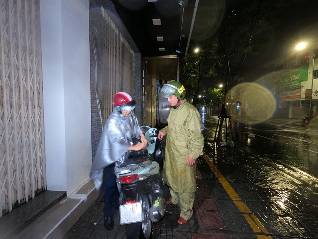 Cảnh sát giúp người bị lỡ đường trong bão Noru - Ảnh 3.