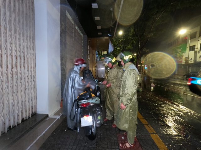 Cảnh sát giúp người bị lỡ đường trong bão Noru - Ảnh 4.
