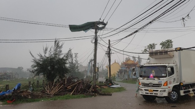 EVNCPC: Đến 7h00 ngày 28/9 đã khôi phục cấp điện 18,13% số khách hàng mất điện bị mất điện do bão Noru - Ảnh 2.
