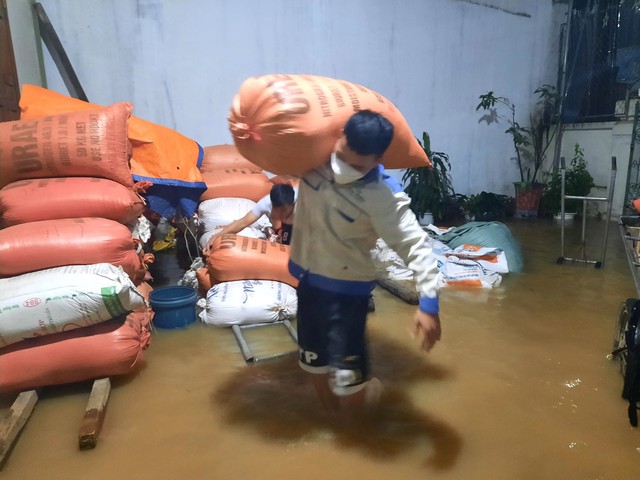 Cả trăm người gia cố đập vỡ trong đêm, mưa lớn khiến nhiều nơi ngập lụt - Ảnh 6.