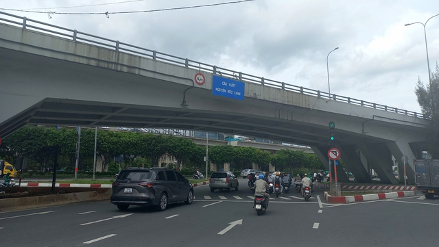 TP.HCM: Cấm xe lưu thông, lên phương án khắc phục sự cố đứt cáp ngầm cầu vượt Nguyễn Hữu Cảnh  - Ảnh 1.