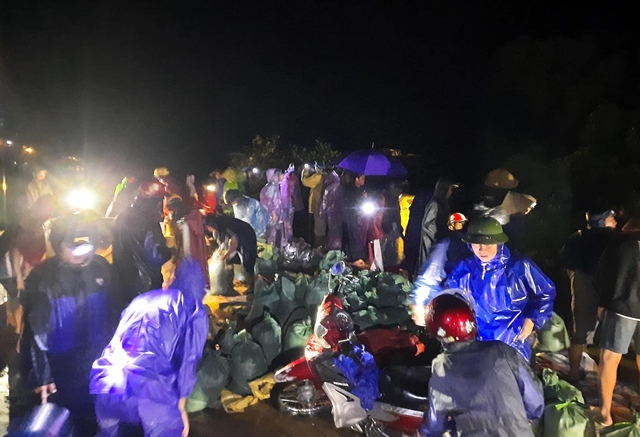 Cả trăm người gia cố đập vỡ trong đêm, mưa lớn khiến nhiều nơi ngập lụt - Ảnh 14.