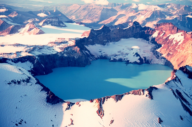 Hàng loạt hồ nước mới xuất hiện ở Alaska khiến các nhà khoa học lo lắng vì 'thảm họa' ẩn sâu dưới hồ - Ảnh 1.