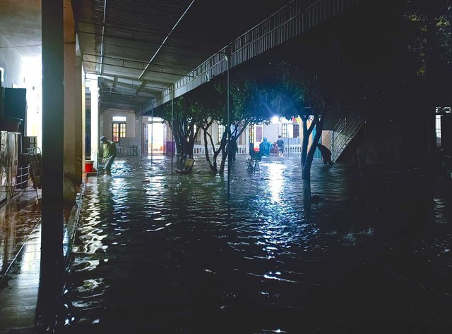 Cả trăm người gia cố đập vỡ trong đêm, mưa lớn khiến nhiều nơi ngập lụt - Ảnh 5.