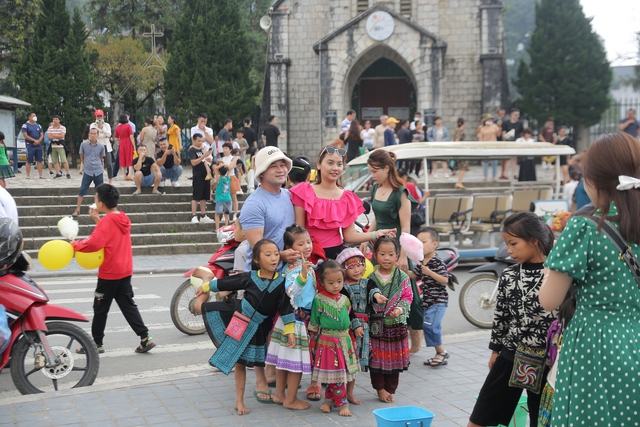 Sa Pa thu hút đông khách du lịch kỳ nghỉ lễ 2/9 - Ảnh 8.