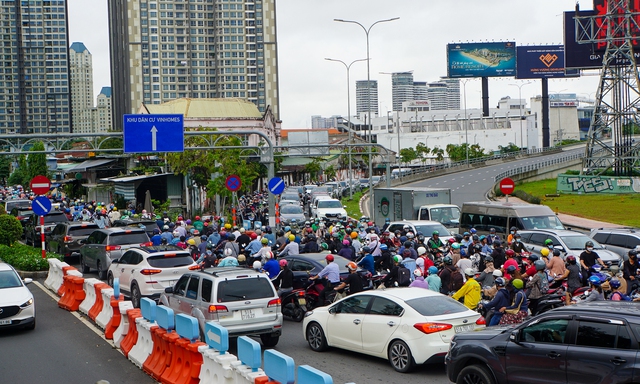 Kẹt xe khắp ngã đường ở TP.HCM trong ngày đầu cấm lưu thông trên cầu vượt Nguyễn Hữu Cảnh - Ảnh 3.