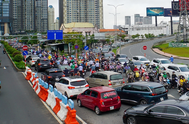 Kẹt xe khắp ngã đường ở TP.HCM trong ngày đầu cấm lưu thông trên cầu vượt Nguyễn Hữu Cảnh - Ảnh 5.