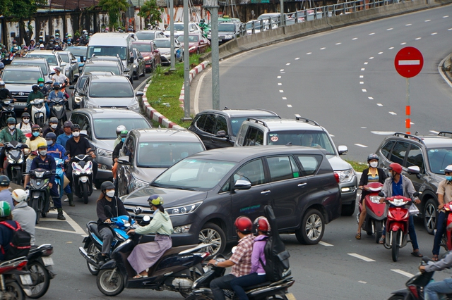 Kẹt xe khắp ngã đường ở TP.HCM trong ngày đầu cấm lưu thông trên cầu vượt Nguyễn Hữu Cảnh - Ảnh 8.
