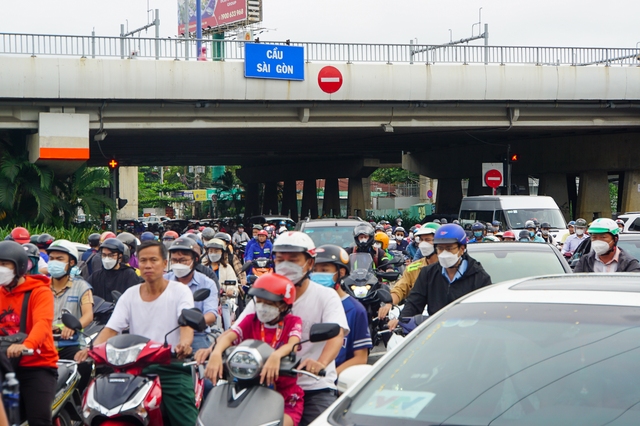 Kẹt xe khắp ngã đường ở TP.HCM trong ngày đầu cấm lưu thông trên cầu vượt Nguyễn Hữu Cảnh - Ảnh 4.