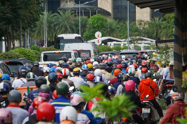 Kẹt xe khắp ngã đường ở TP.HCM trong ngày đầu cấm lưu thông trên cầu vượt Nguyễn Hữu Cảnh - Ảnh 17.