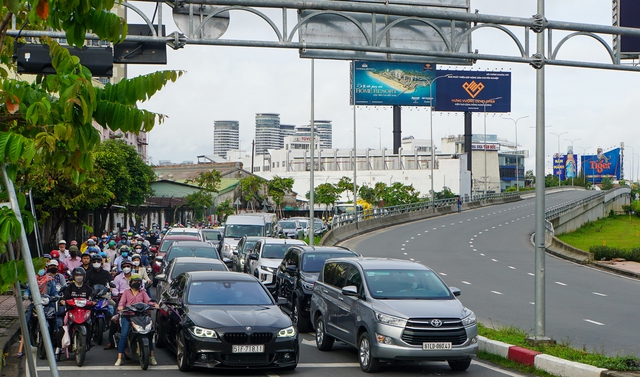 Kẹt xe khắp ngã đường ở TP.HCM trong ngày đầu cấm lưu thông trên cầu vượt Nguyễn Hữu Cảnh - Ảnh 14.