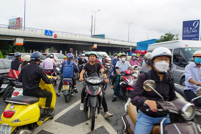 Kẹt xe khắp ngã đường ở TP.HCM trong ngày đầu cấm lưu thông trên cầu vượt Nguyễn Hữu Cảnh - Ảnh 7.